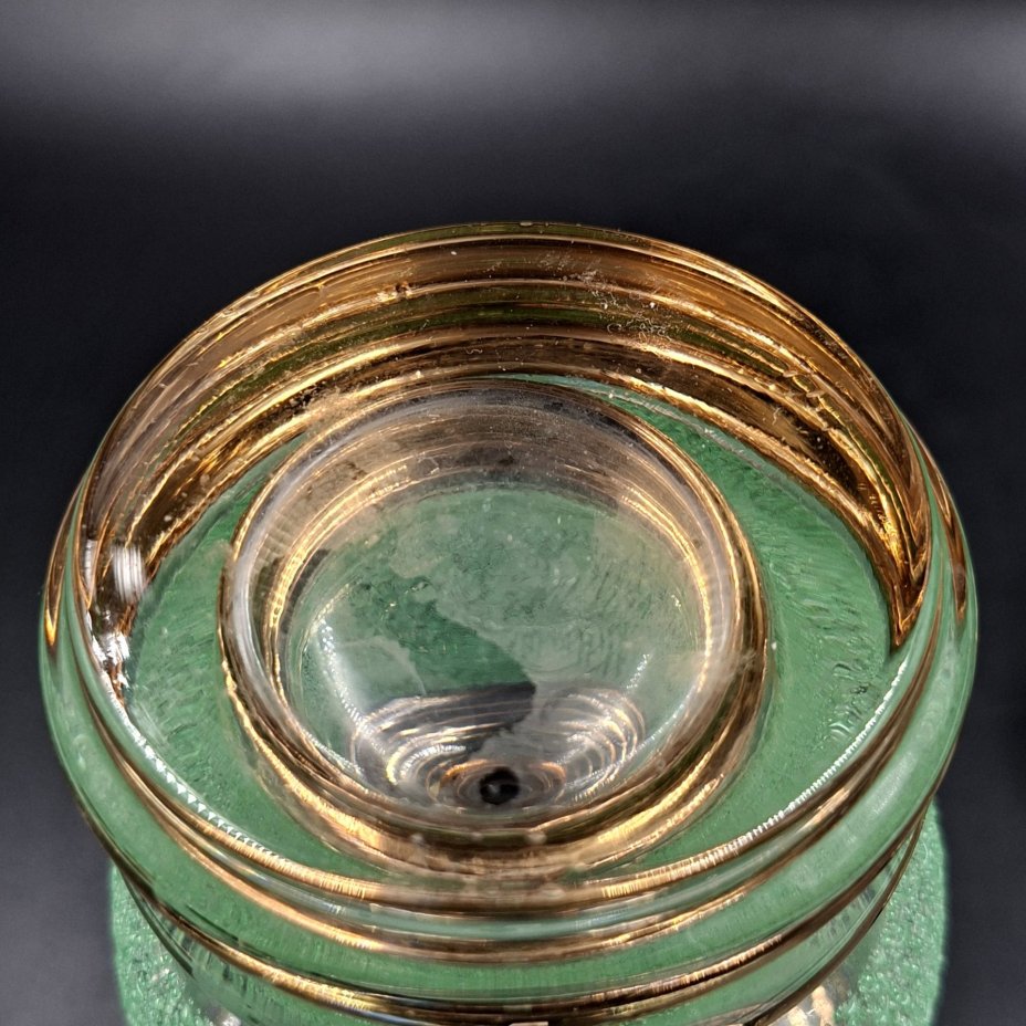 Штоф для подачи крепких напитков, декорированный обсыпкой из стеклянной крошки зелёного цвета, автор Н.А. Воинов, стекло, золочение, Завод «Красный Гигант», СССР, 1960-1980 гг.