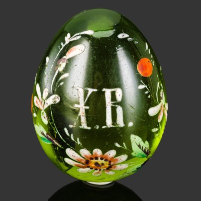 Яйцо пасхальное из стекла зеленого цвета с цветочным декором и надписью "Х.В."