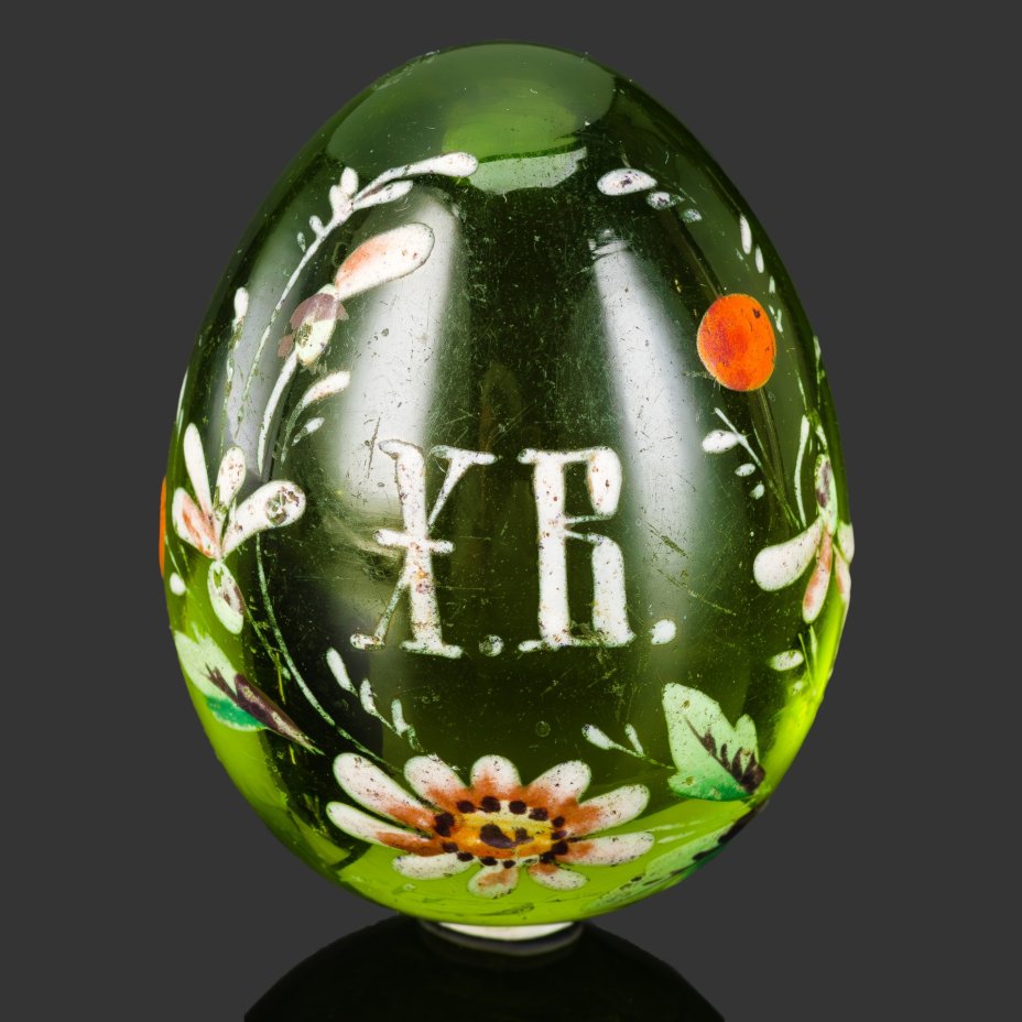 Яйцо пасхальное из стекла зеленого цвета с цветочным декором и надписью "Х.В."