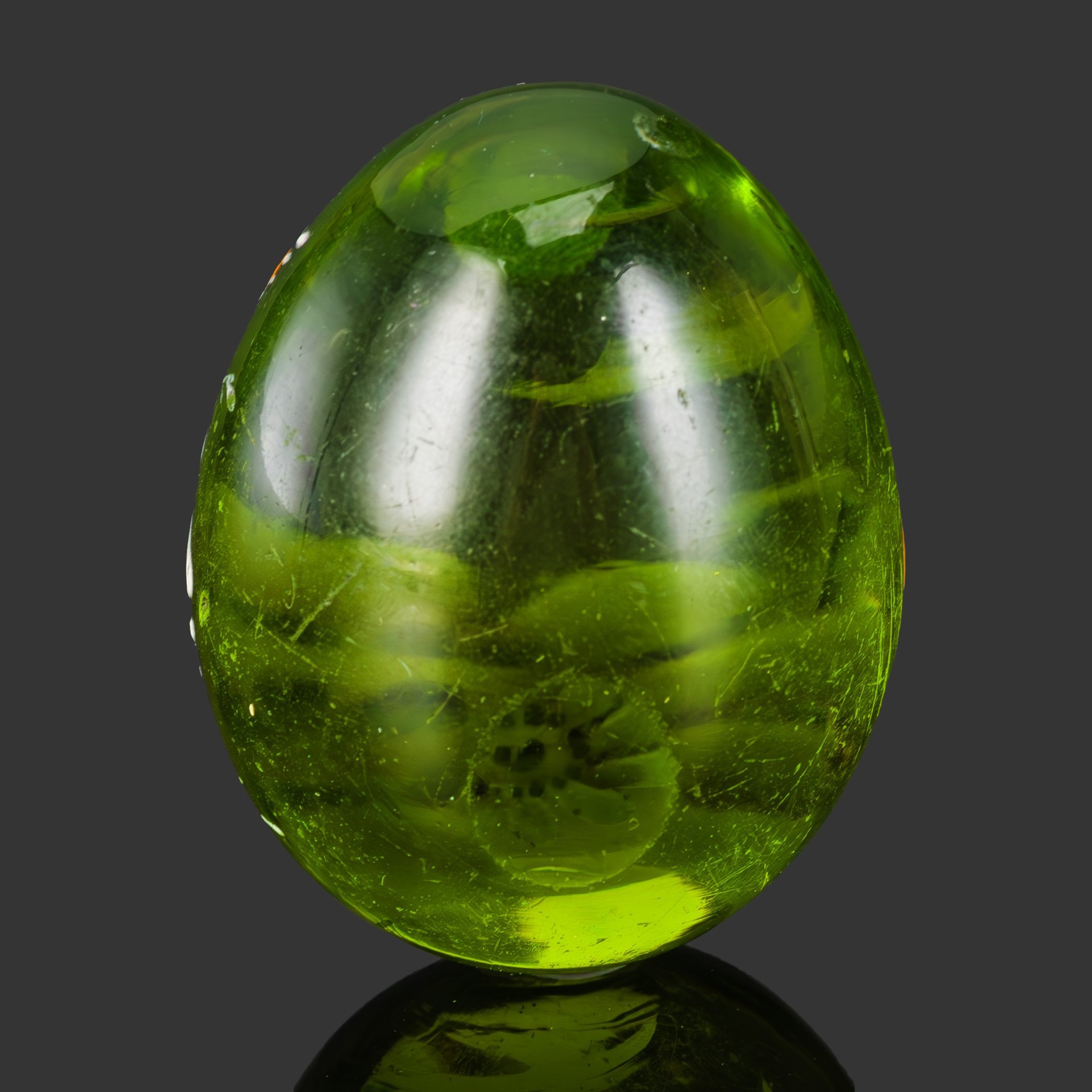 Яйцо пасхальное из стекла зеленого цвета с цветочным декором и надписью "Х.В."