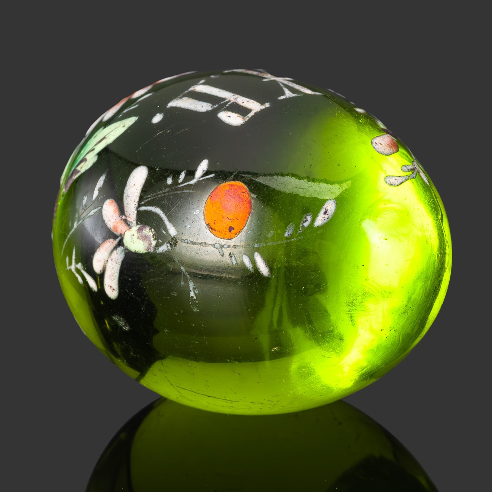 Яйцо пасхальное из стекла зеленого цвета с цветочным декором и надписью "Х.В."