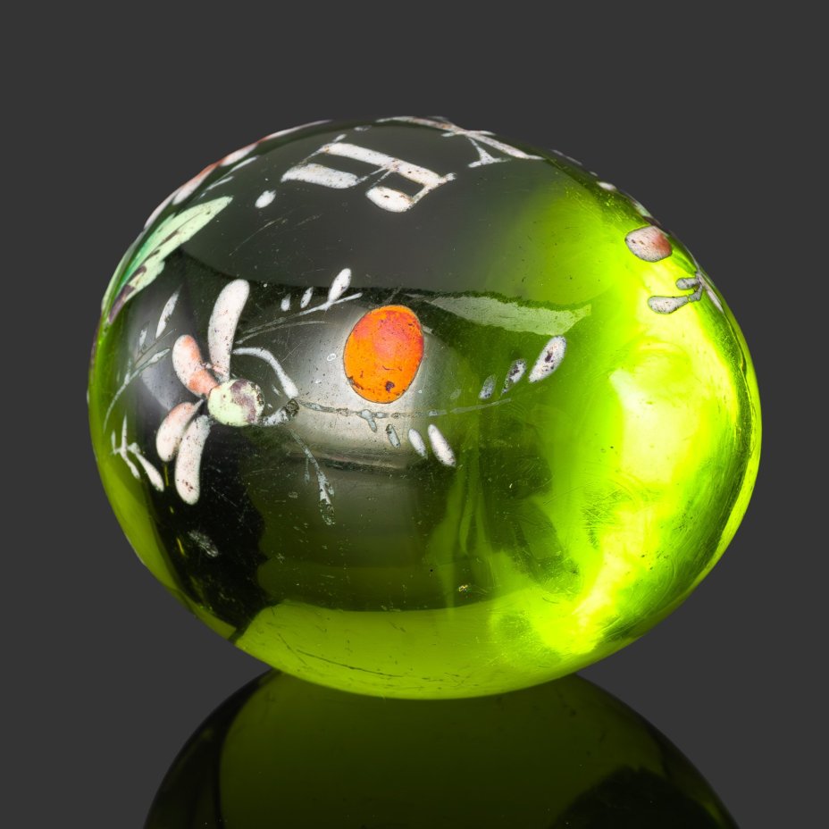 Яйцо пасхальное из стекла зеленого цвета с цветочным декором и надписью "Х.В."