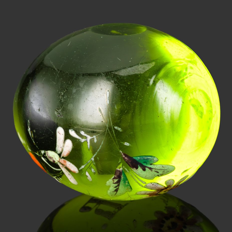 Яйцо пасхальное из стекла зеленого цвета с цветочным декором и надписью "Х.В."