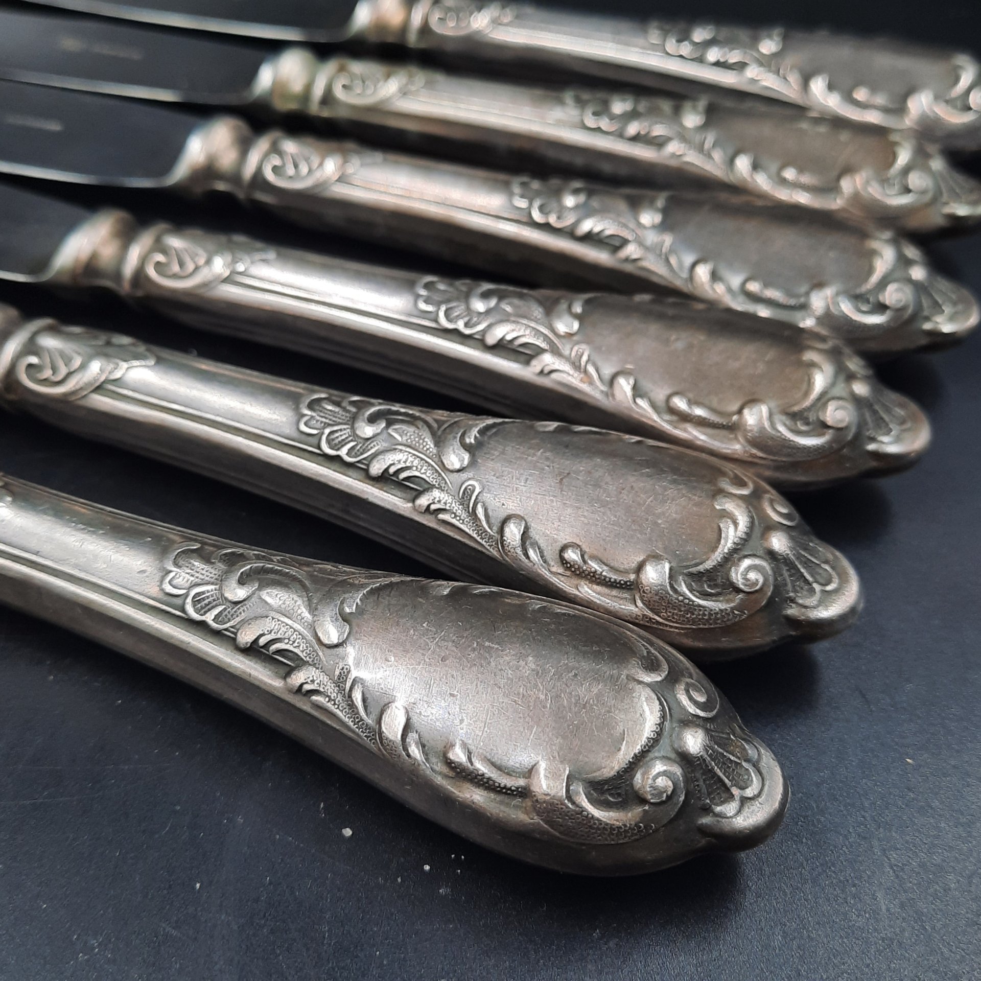 Набор из шести столовых ножей с растительным декором, мНЦ (медь-никель-цинк), сталь, Вольнянский завод столовых приборов им. Шевченко (ЗiШ, ЗиШ), СССР, 1960-1980 гг.