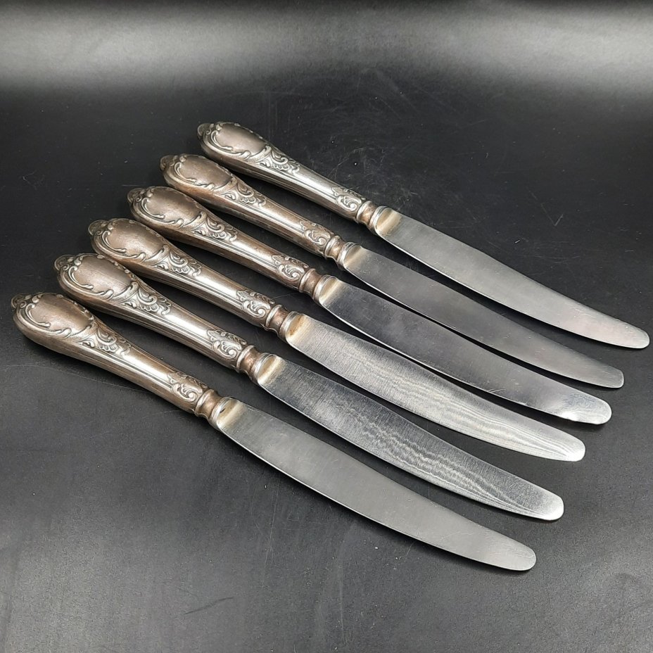 Набор из шести столовых ножей с растительным декором, мНЦ (медь-никель-цинк), сталь, Вольнянский завод столовых приборов им. Шевченко (ЗiШ, ЗиШ), СССР, 1960-1980 гг.