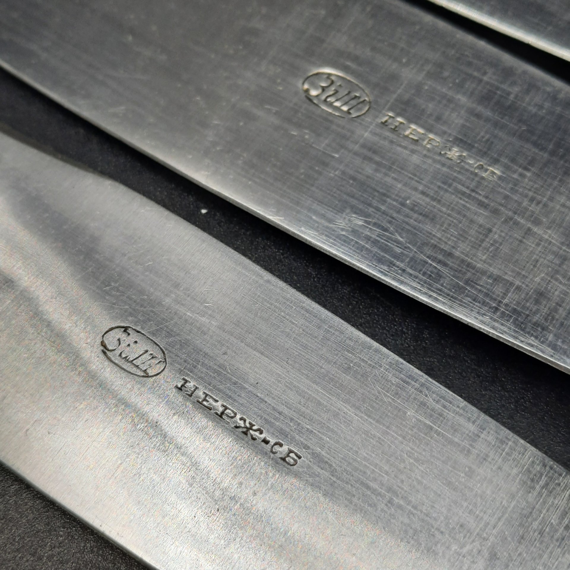 Набор из шести столовых ножей с растительным декором, мНЦ (медь-никель-цинк), сталь, Вольнянский завод столовых приборов им. Шевченко (ЗiШ, ЗиШ), СССР, 1960-1980 гг.