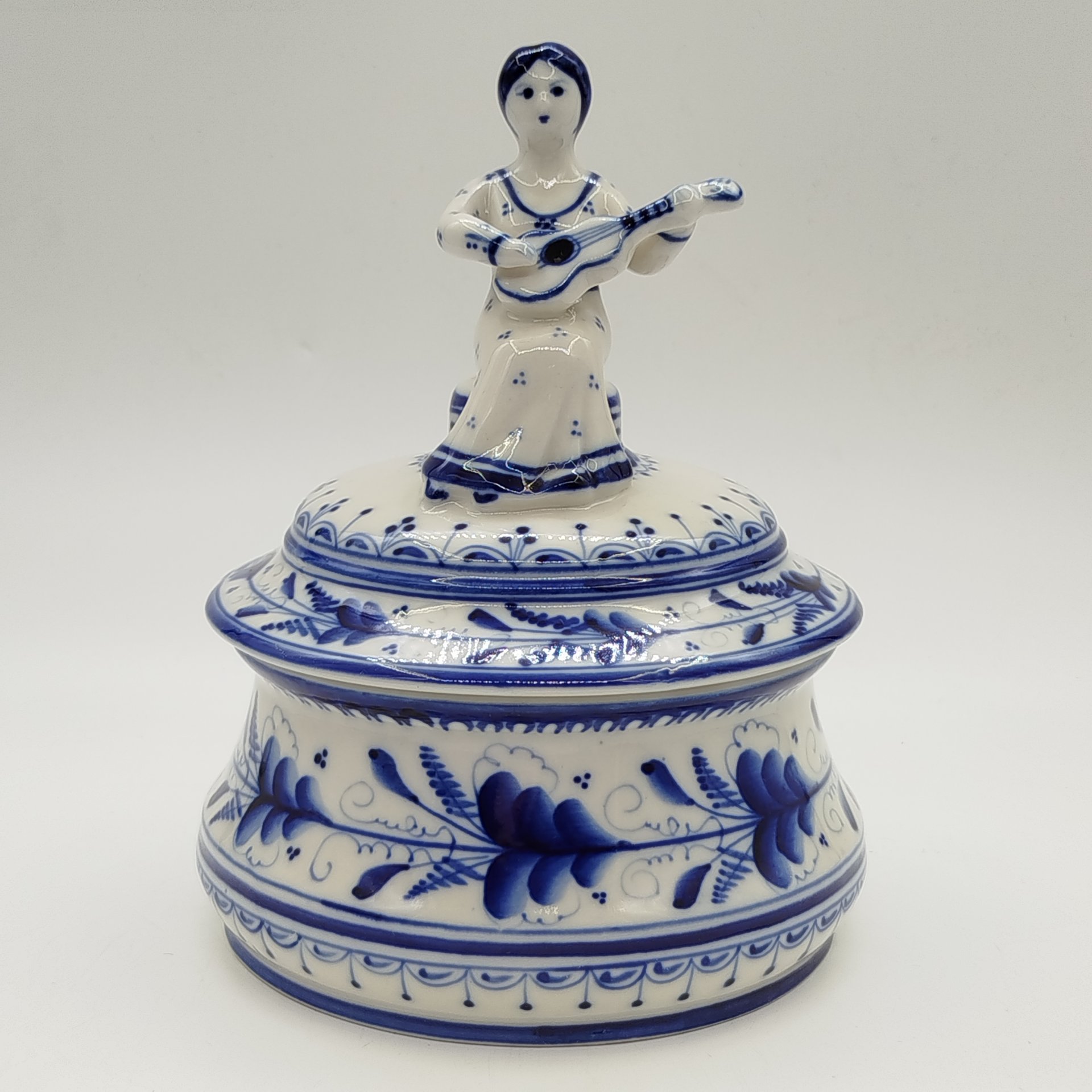 Шкатулка "Гитаристка", автор формы С.М. Симонов, ис. Петрова