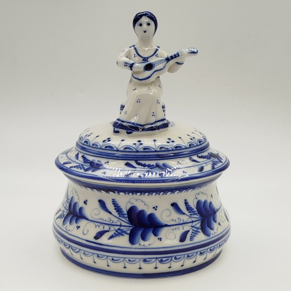 Шкатулка "Гитаристка", автор формы С.М. Симонов, ис. Петрова