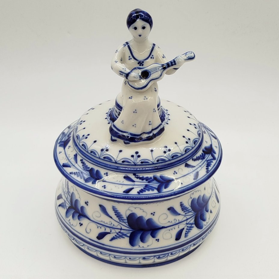 Шкатулка "Гитаристка", автор формы С.М. Симонов, ис. Петрова