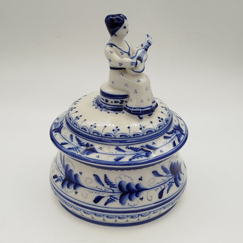 Шкатулка "Гитаристка", автор формы С.М. Симонов, ис. Петрова