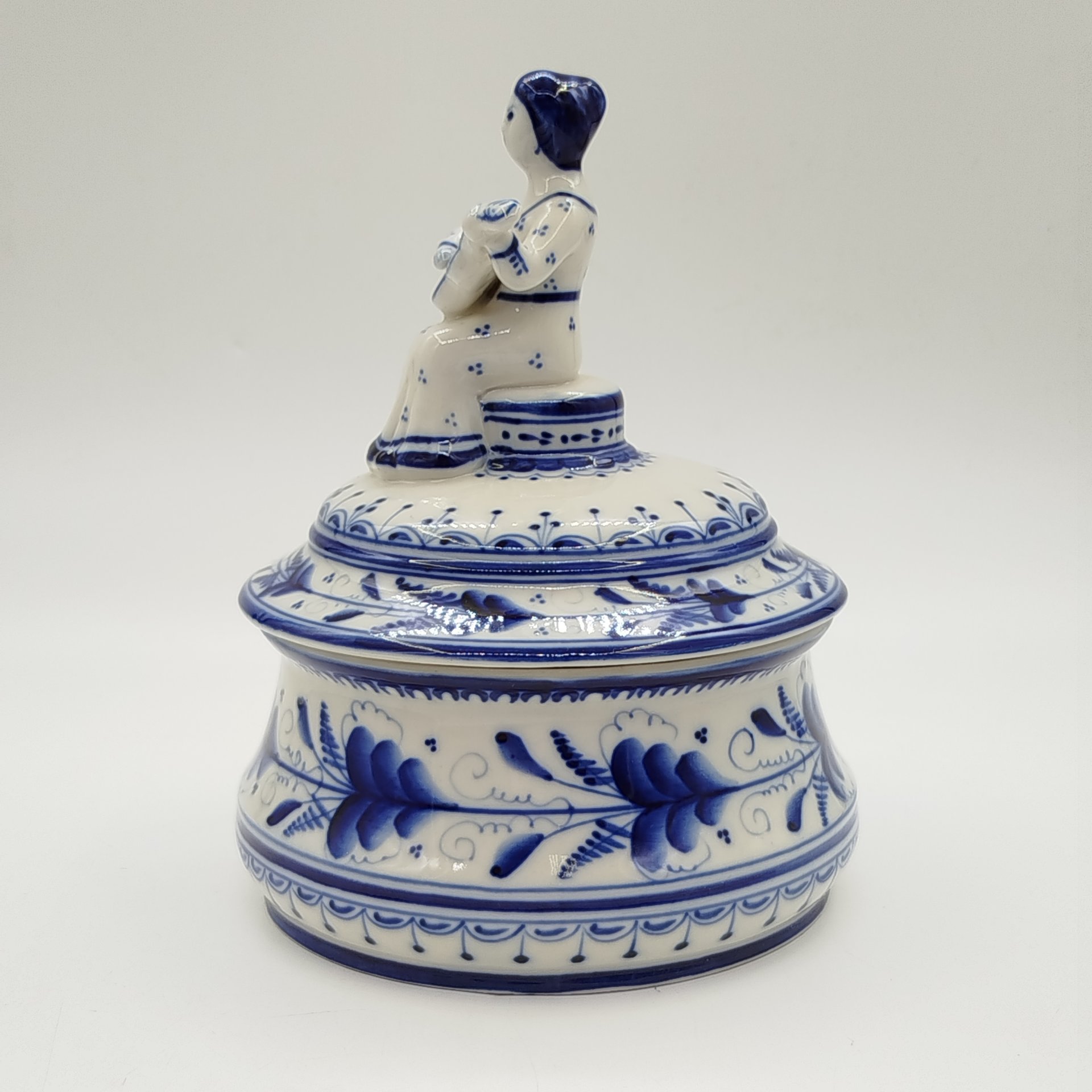 Шкатулка "Гитаристка", автор формы С.М. Симонов, ис. Петрова