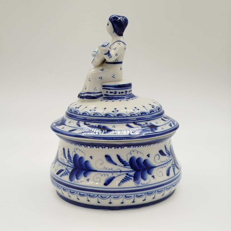 Шкатулка "Гитаристка", автор формы С.М. Симонов, ис. Петрова