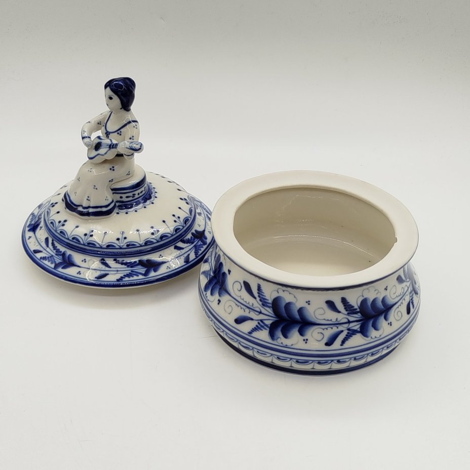 Шкатулка "Гитаристка", автор формы С.М. Симонов, ис. Петрова