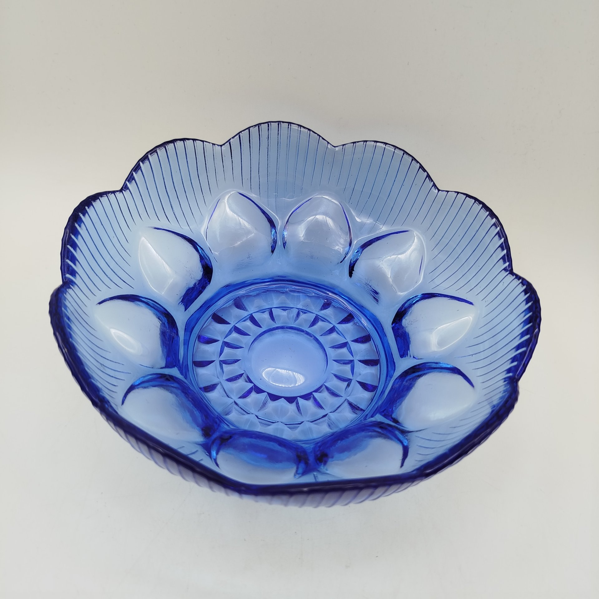 Конфетница синего цвета с рельефным декором, стекло, СССР, 1970-1990 гг.
