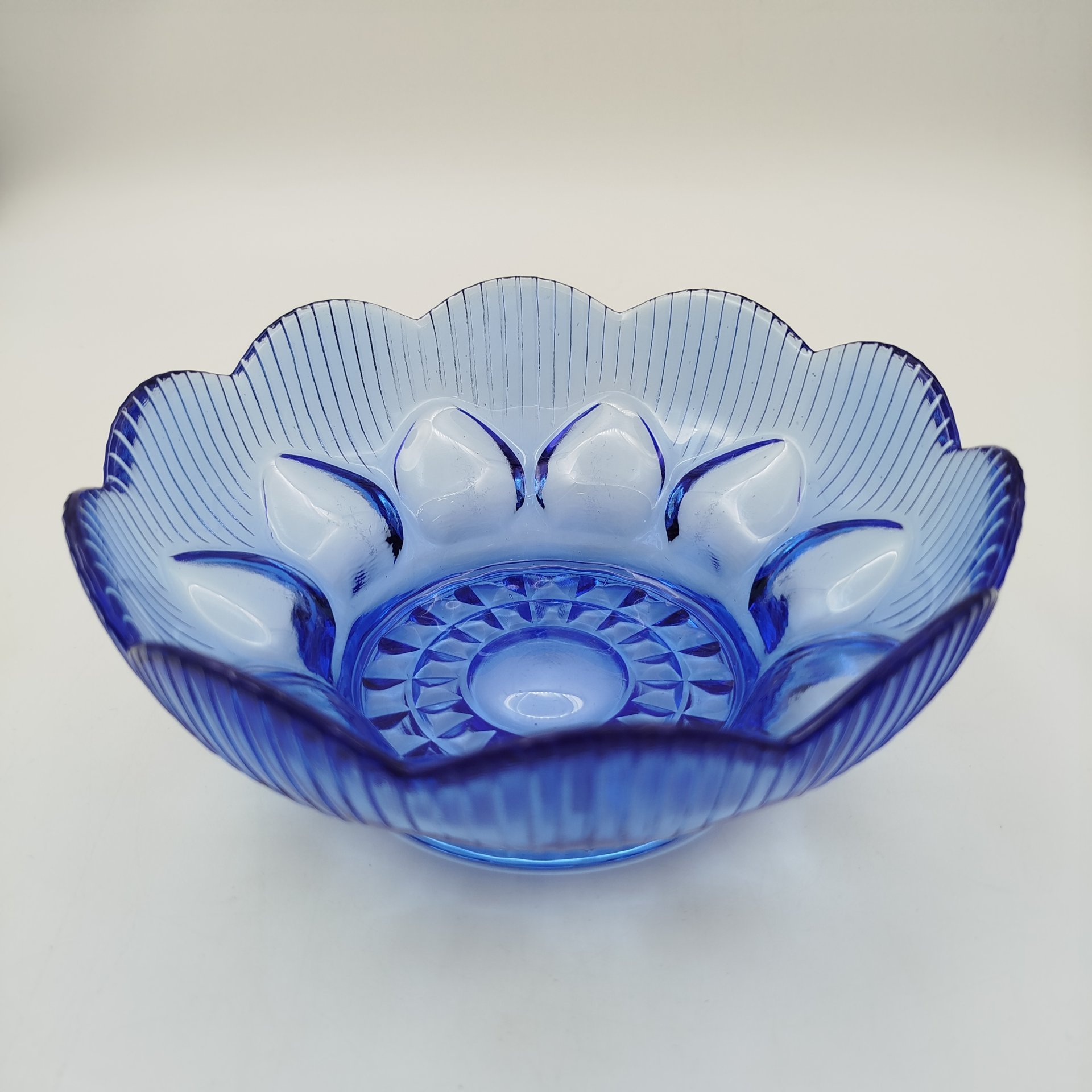 Конфетница синего цвета с рельефным декором, стекло, СССР, 1970-1990 гг.
