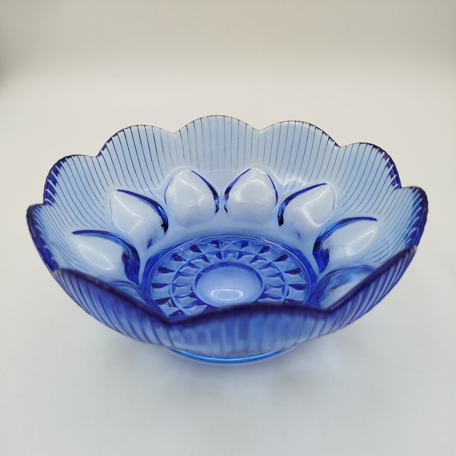 Конфетница синего цвета с рельефным декором, стекло, СССР, 1970-1990 гг.
