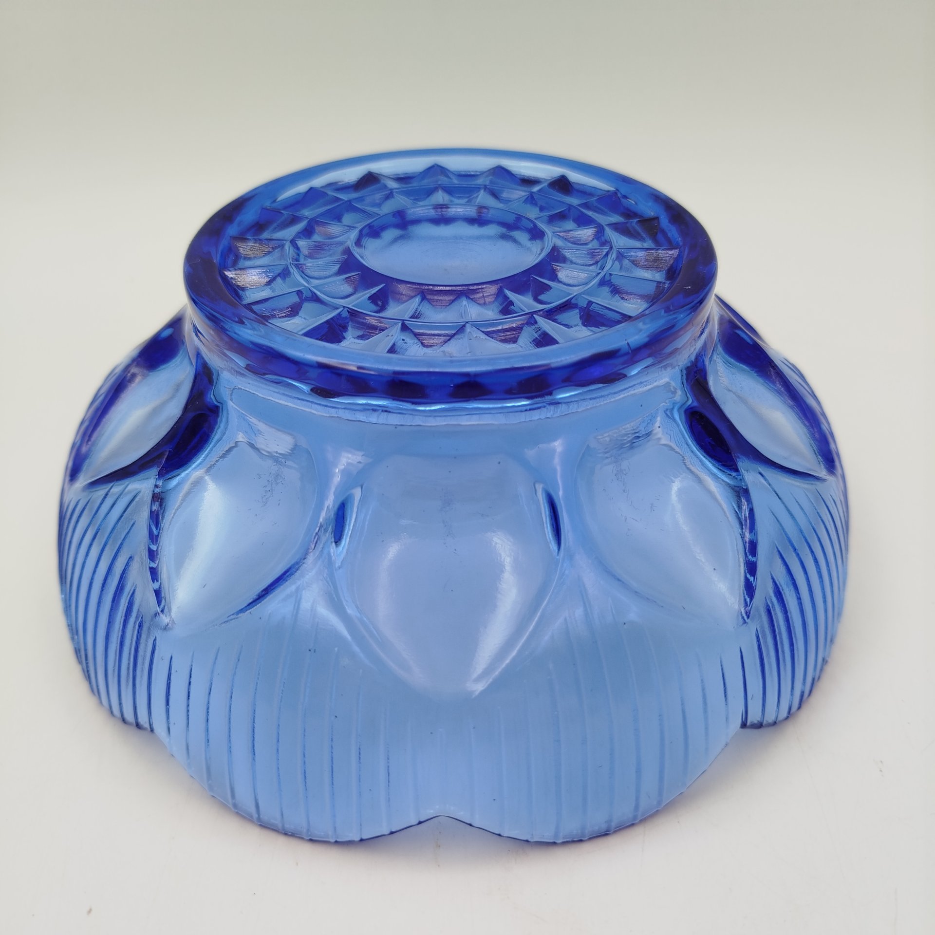 Конфетница синего цвета с рельефным декором, стекло, СССР, 1970-1990 гг.