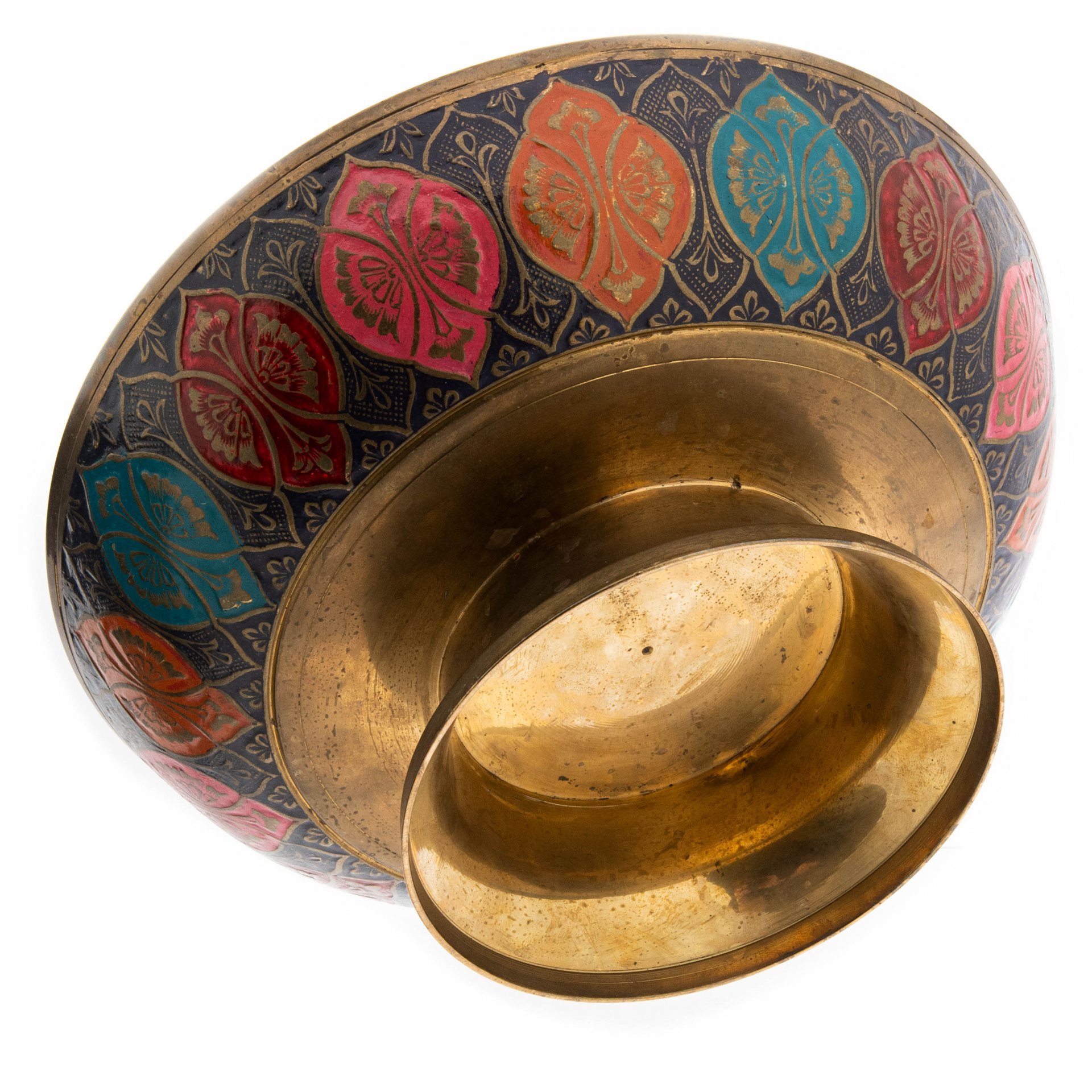 Блюдо, декорированное растительным орнаментом и изображением павлина, латунь, краска, Индия, 1980-1990 гг.