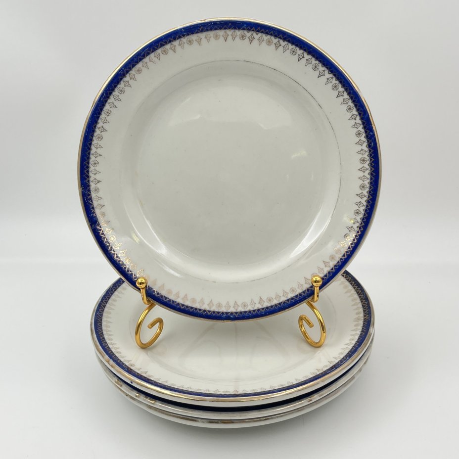 Набор из четырех тарелок с орнаментальной каймой, клеймо «Новгубфарфор», фарфор, обводка, золочение, Завод «Красный фарфорист» (Чудово, Грузинская фарфорово-фаянсовая фабрика), СССР, 1923-1927 гг.