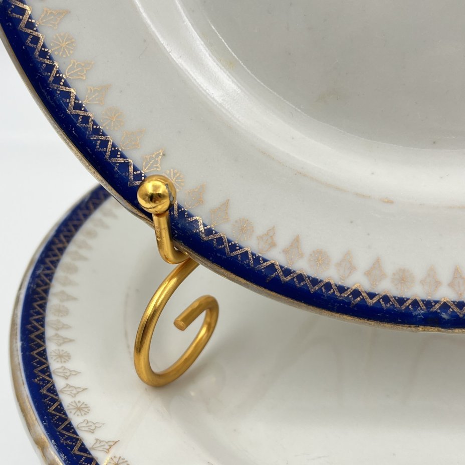 Набор из четырех тарелок с орнаментальной каймой, клеймо «Новгубфарфор», фарфор, обводка, золочение, Завод «Красный фарфорист» (Чудово, Грузинская фарфорово-фаянсовая фабрика), СССР, 1923-1927 гг.