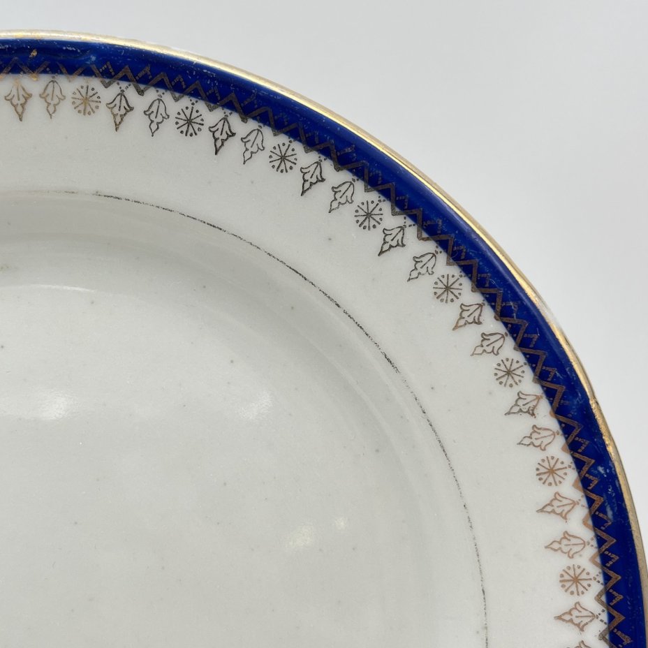 Набор из четырех тарелок с орнаментальной каймой, клеймо «Новгубфарфор», фарфор, обводка, золочение, Завод «Красный фарфорист» (Чудово, Грузинская фарфорово-фаянсовая фабрика), СССР, 1923-1927 гг.