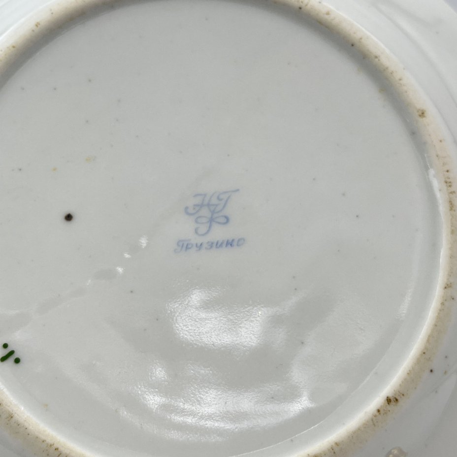 Набор из четырех тарелок с орнаментальной каймой, клеймо «Новгубфарфор», фарфор, обводка, золочение, Завод «Красный фарфорист» (Чудово, Грузинская фарфорово-фаянсовая фабрика), СССР, 1923-1927 гг.