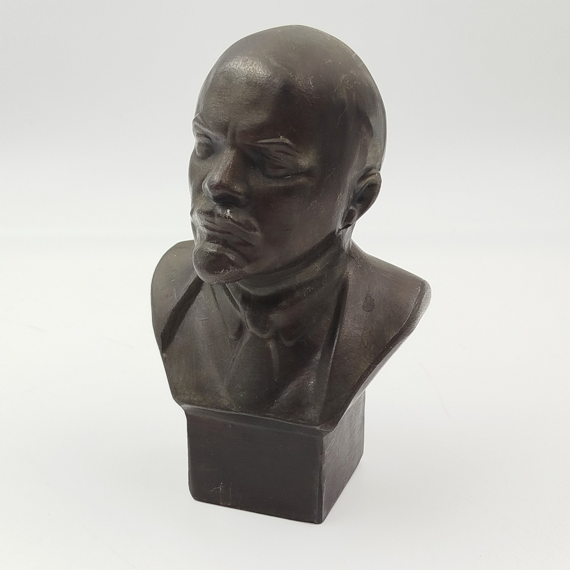 Бюст "В.И. Ленин", автор Геворкян, металл, крашение, Волгоградский опытный завод «Сувенир», СССР, 1960-1980 гг.