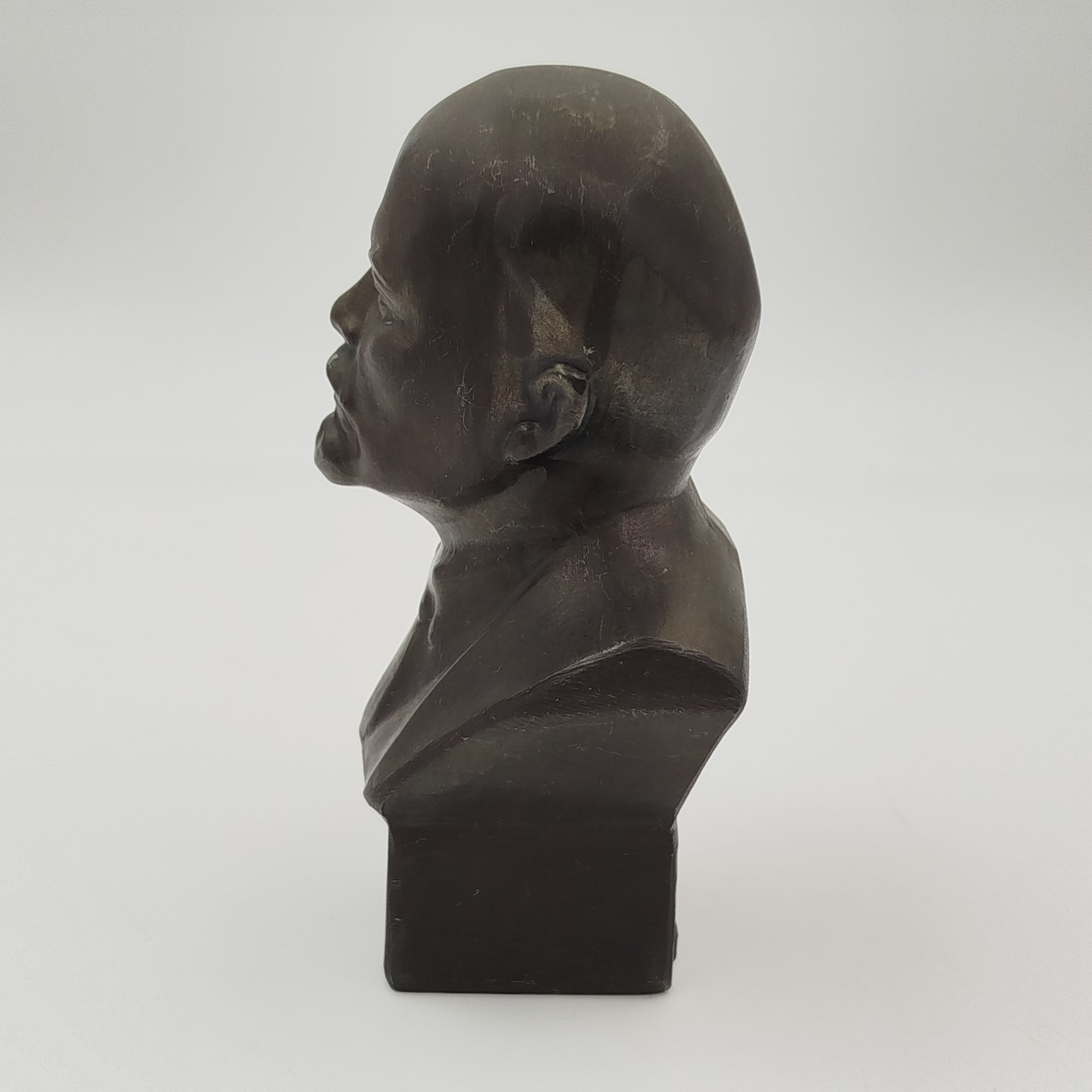 Бюст "В.И. Ленин", автор Геворкян, металл, крашение, Волгоградский опытный завод «Сувенир», СССР, 1960-1980 гг.