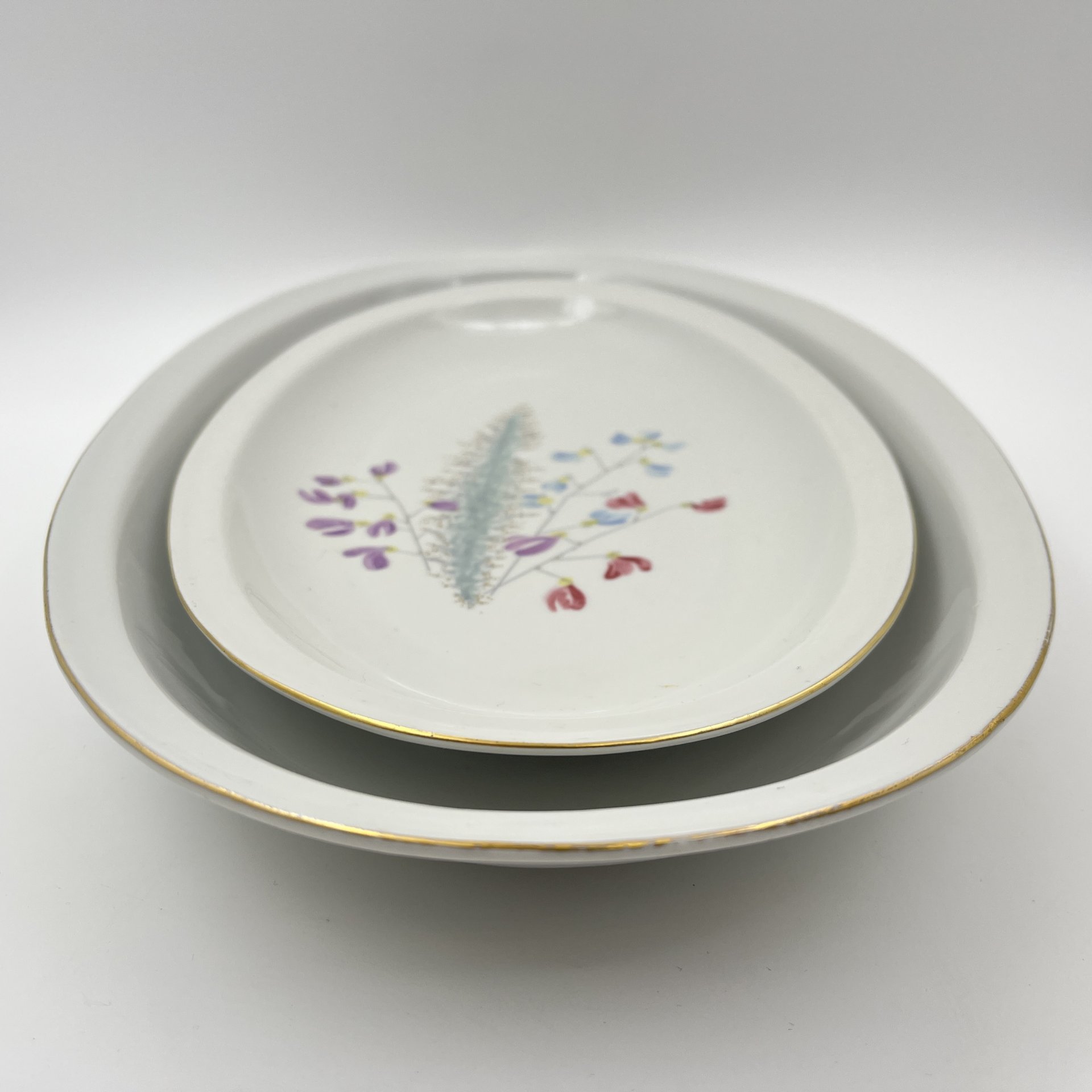 Набор из 2-х больших овальных блюд, украшенных изображением полевых цветов, Porzellanwerke Könitz (OPK), фарфор, деколь, золочение, ГДР, 1954-1962 гг.