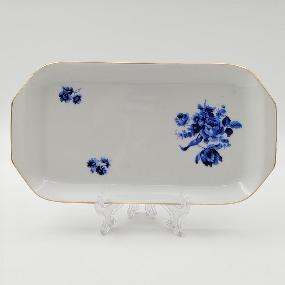 Блюдо с декором в виде синих цветов