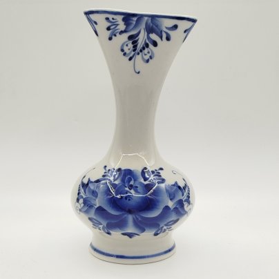 Ваза для цветов, декорированная растительным узором, росп. А. Ларина