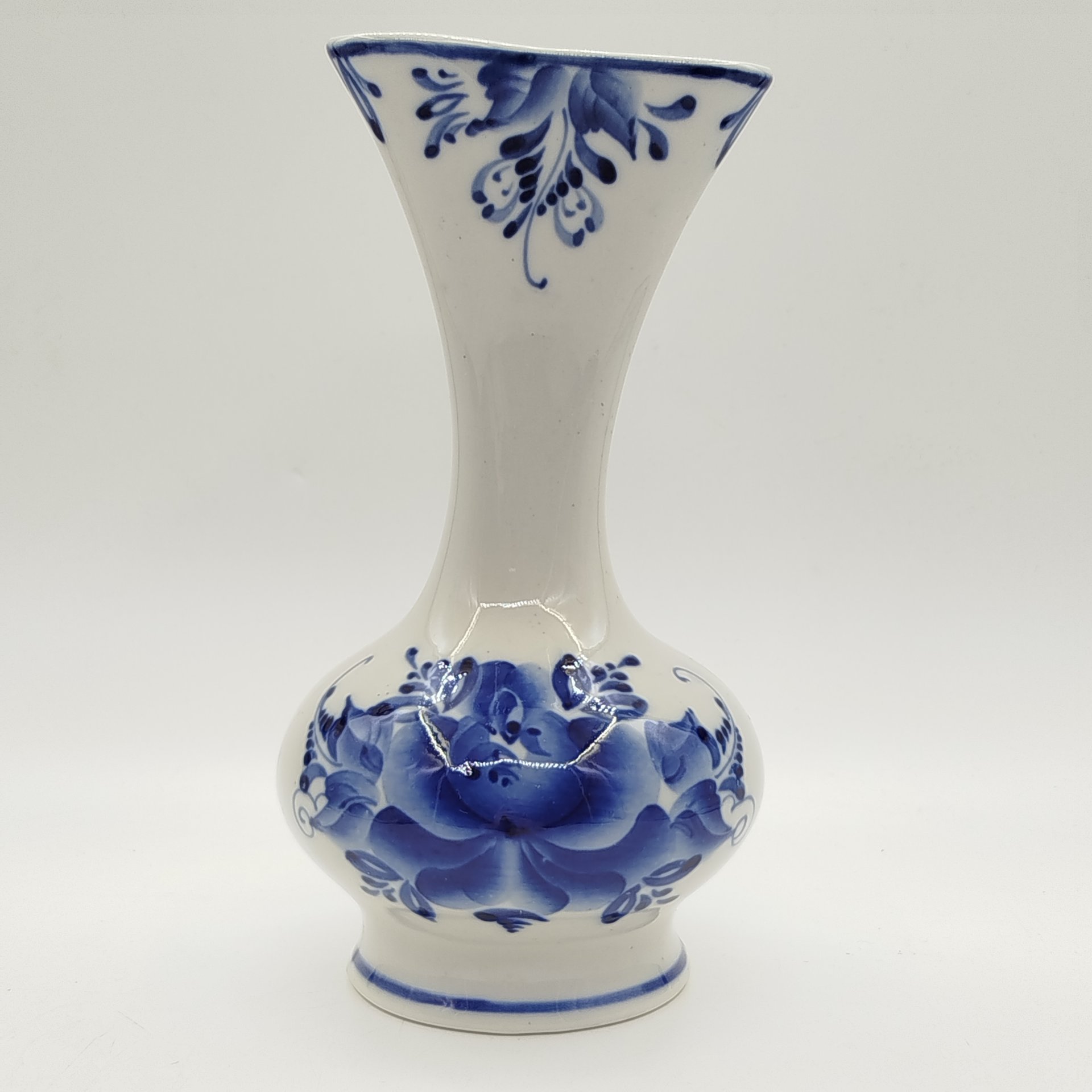 Ваза для цветов, декорированная растительным узором, росп. А. Ларина