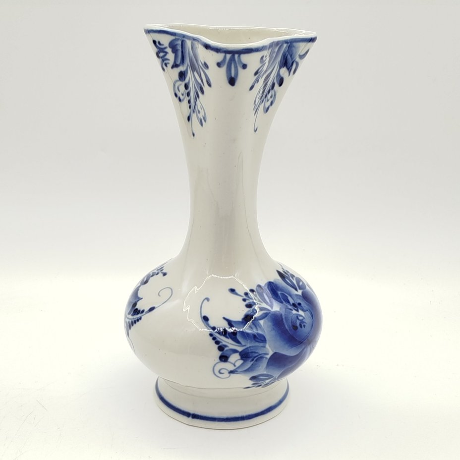 Ваза для цветов, декорированная растительным узором, росп. А. Ларина