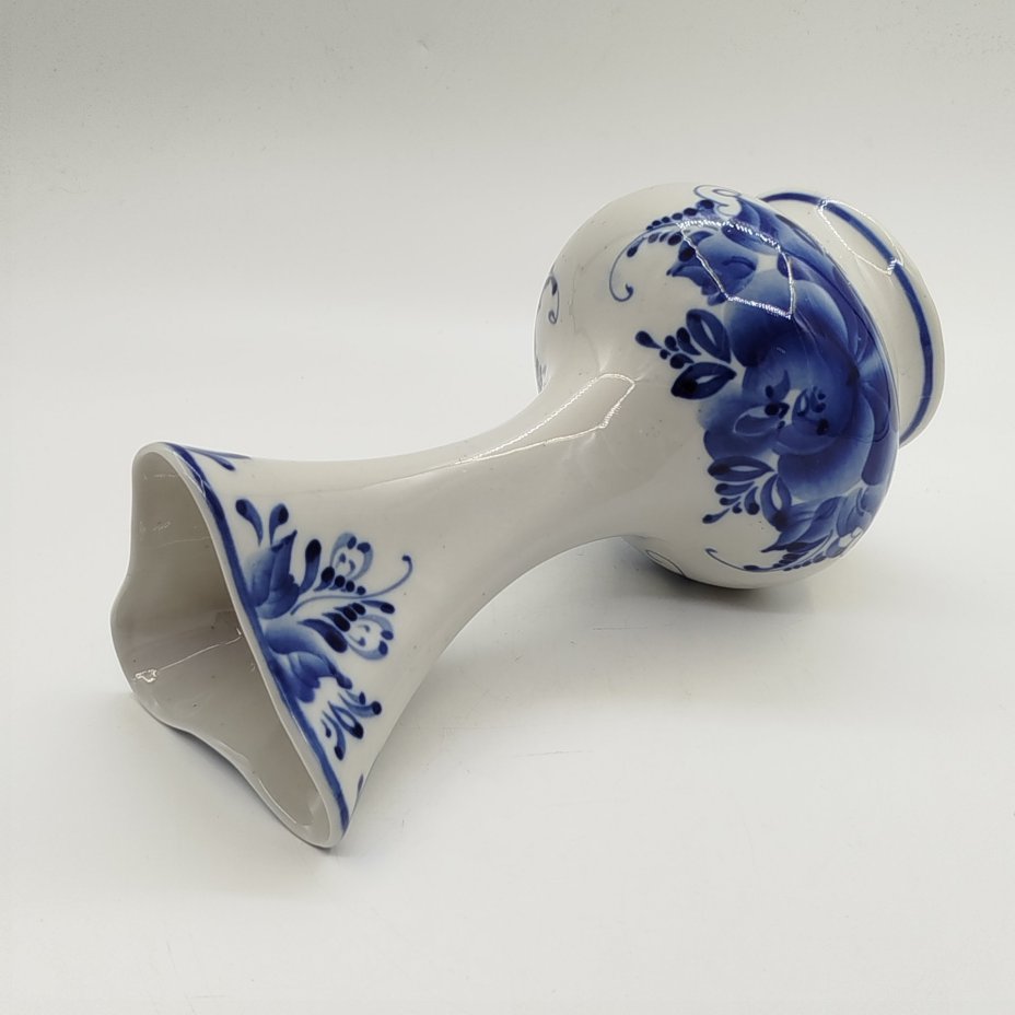 Ваза для цветов, декорированная растительным узором, росп. А. Ларина