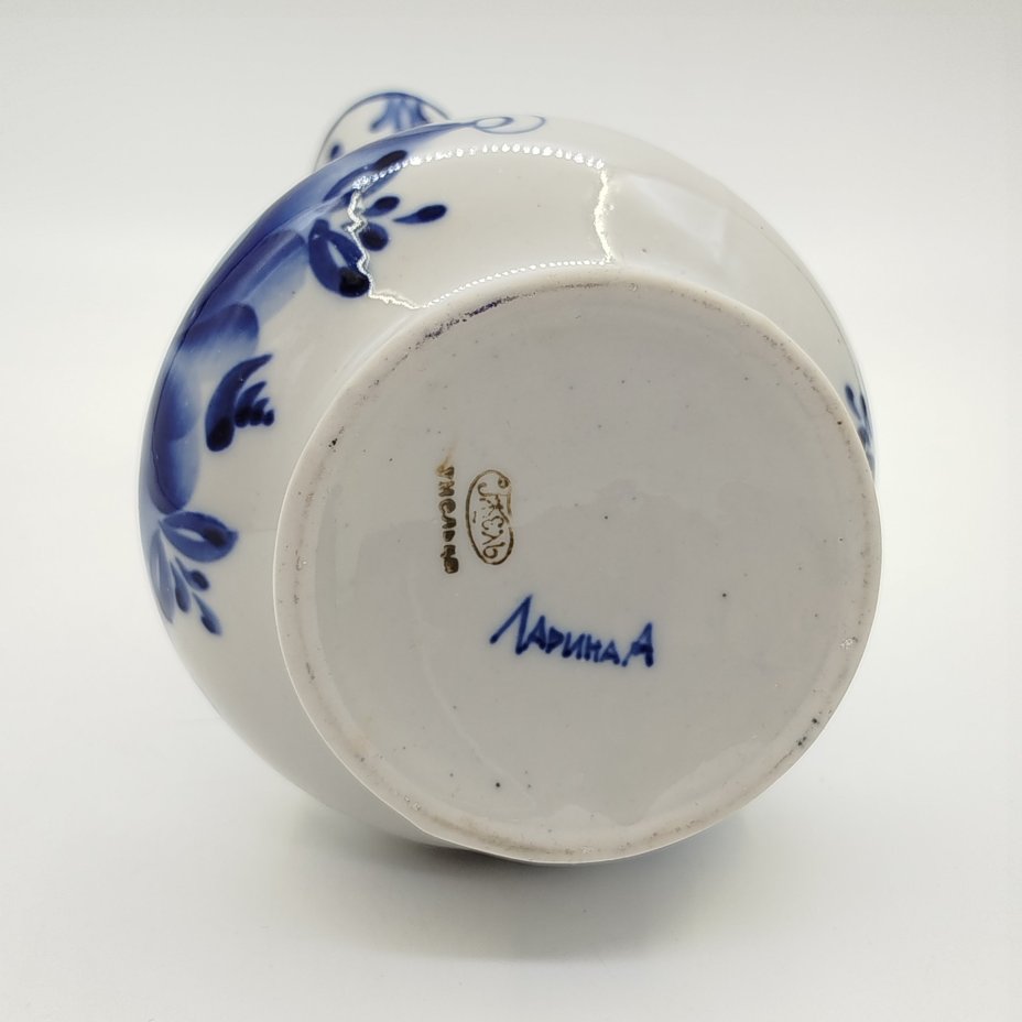 Ваза для цветов, декорированная растительным узором, росп. А. Ларина