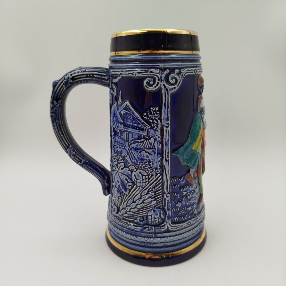 Пивная кружка с крышкой, декорированная трактирной сценкой, керамика, рельеф, золочение, Marzi & Remy, Германия, 1964-1990 гг.