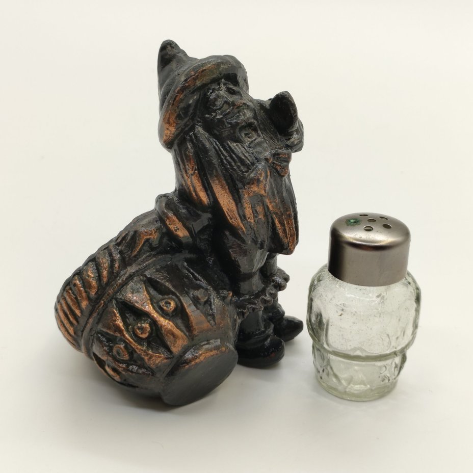 Солонка "Гном с корзиной"