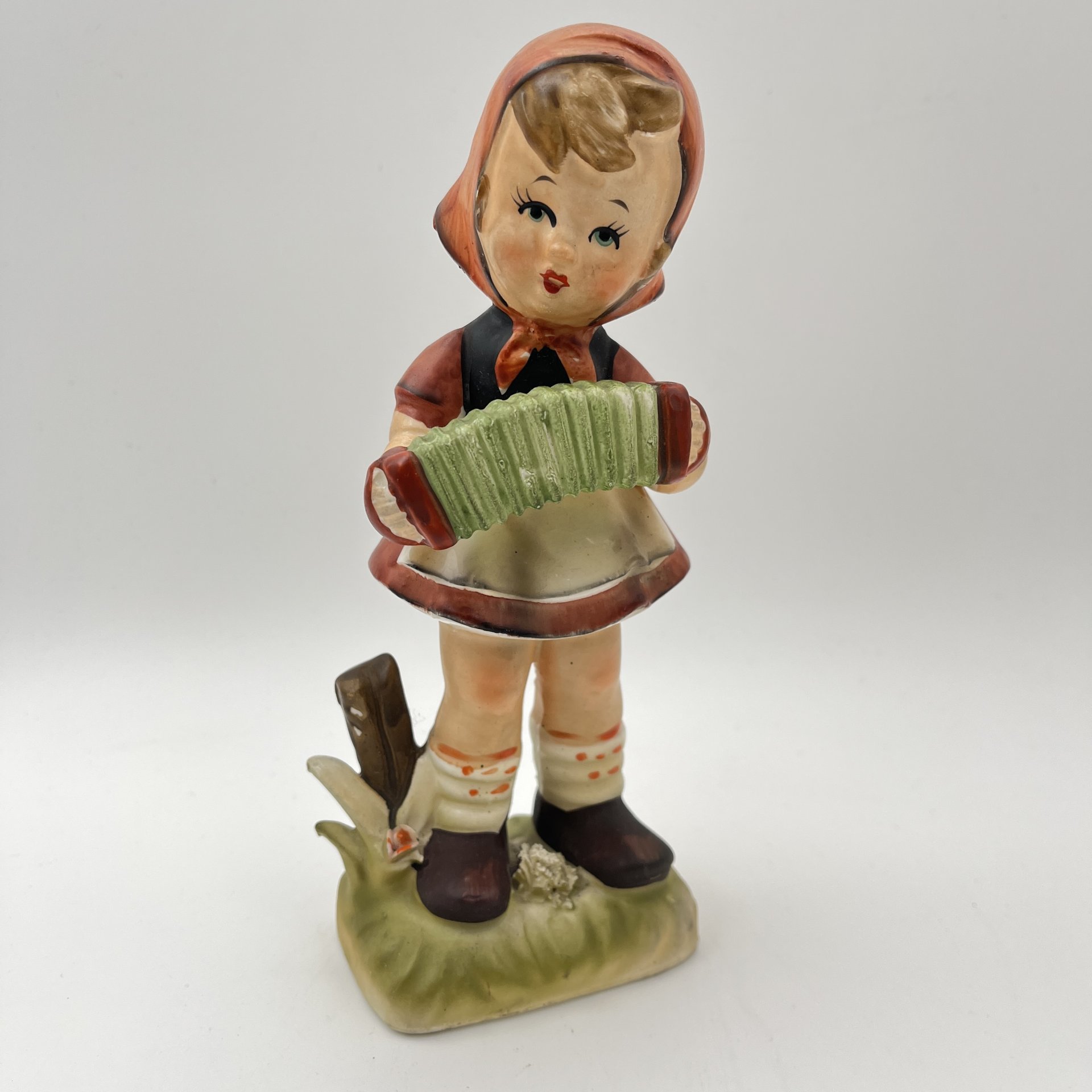 Статуэтка "Девочка с гармошкой"