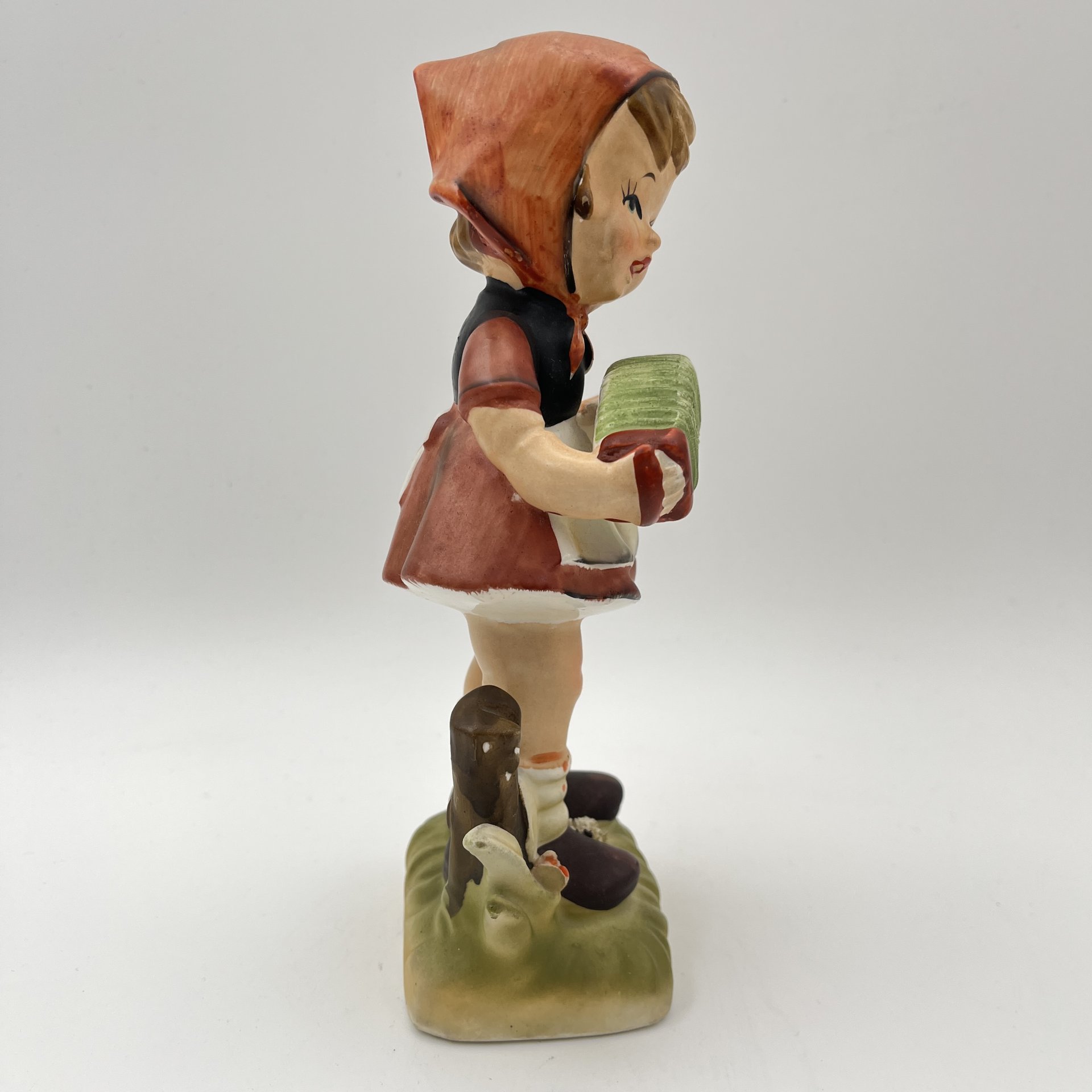 Статуэтка "Девочка с гармошкой"