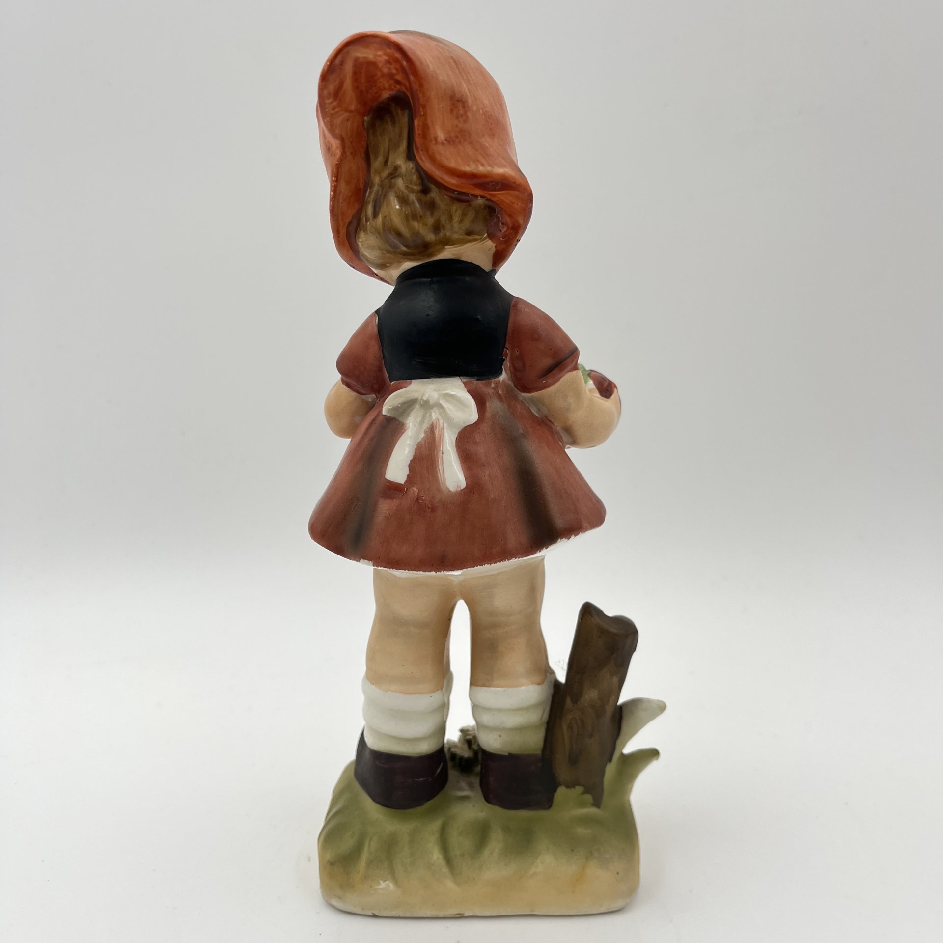 Статуэтка "Девочка с гармошкой"