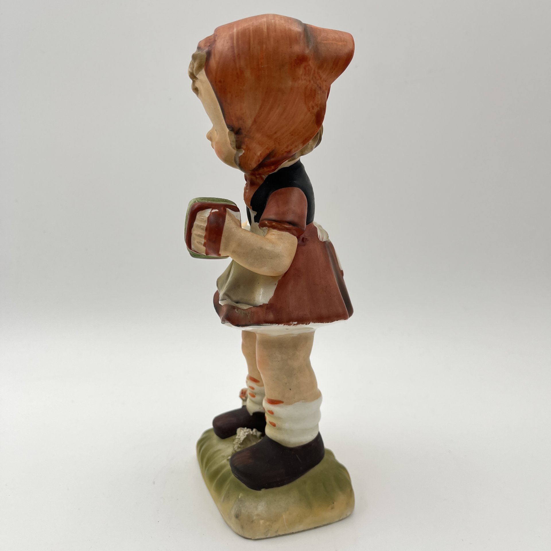 Статуэтка "Девочка с гармошкой"