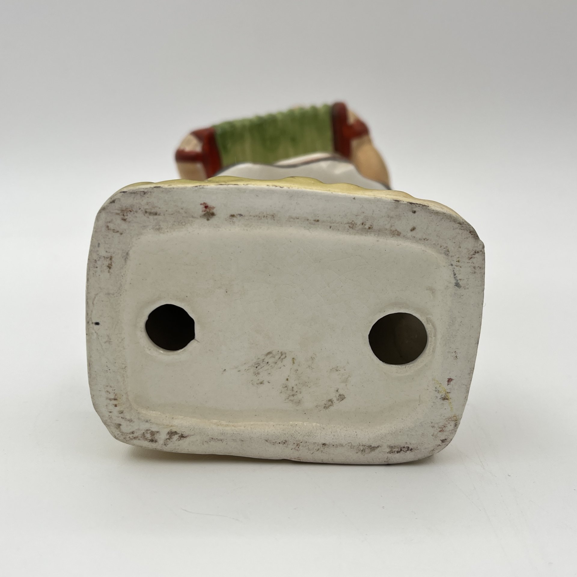 Статуэтка "Девочка с гармошкой"