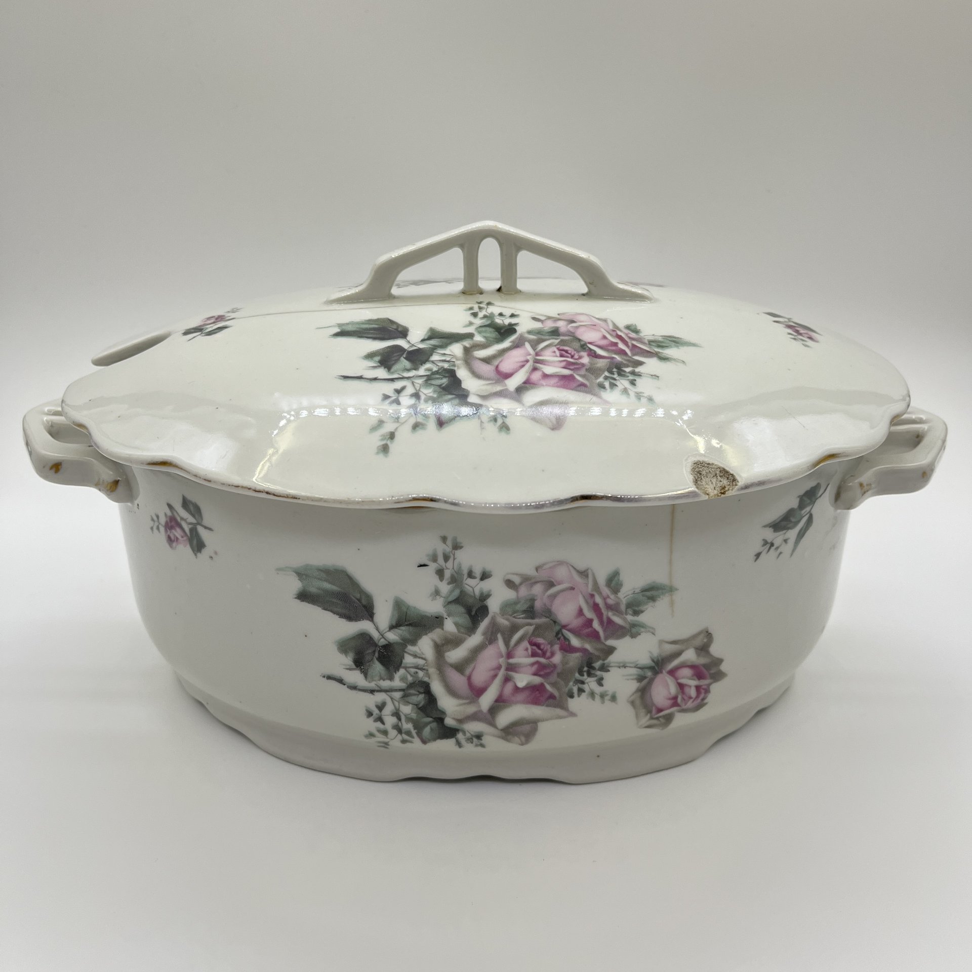 Террина (супница) с декором в виде роз (для подачи горячих блюд), фарфор, деколь, золочение, Государственная Волховская фарфорово-фаянсовая фабрика «Коминтерн», СССР, 1921-1927 гг.