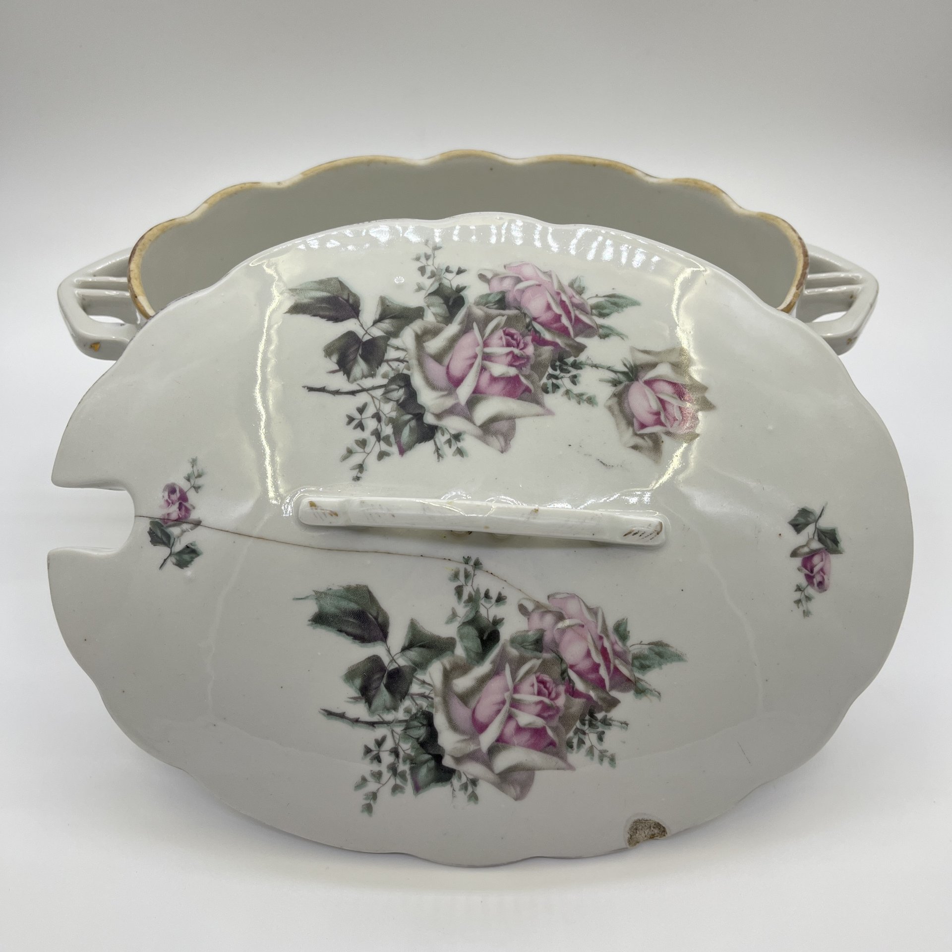 Террина (супница) с декором в виде роз (для подачи горячих блюд), фарфор, деколь, золочение, Государственная Волховская фарфорово-фаянсовая фабрика «Коминтерн», СССР, 1921-1927 гг.