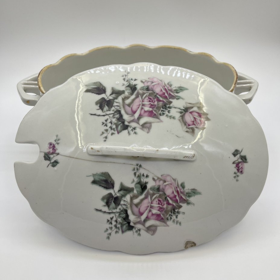 Террина (супница) с декором в виде роз (для подачи горячих блюд), фарфор, деколь, золочение, Государственная Волховская фарфорово-фаянсовая фабрика «Коминтерн», СССР, 1921-1927 гг.