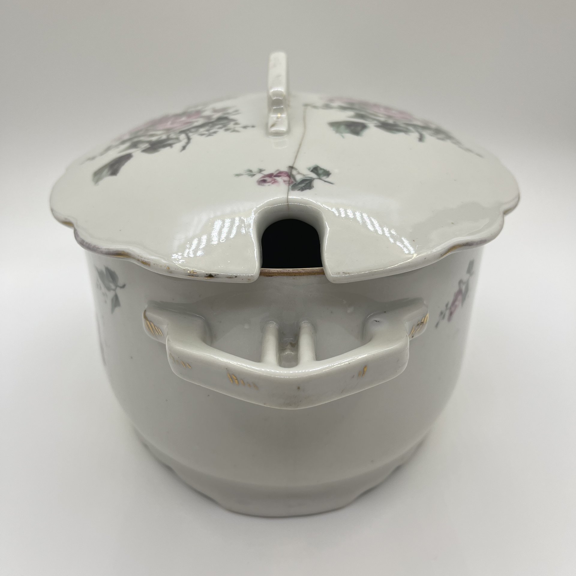 Террина (супница) с декором в виде роз (для подачи горячих блюд), фарфор, деколь, золочение, Государственная Волховская фарфорово-фаянсовая фабрика «Коминтерн», СССР, 1921-1927 гг.