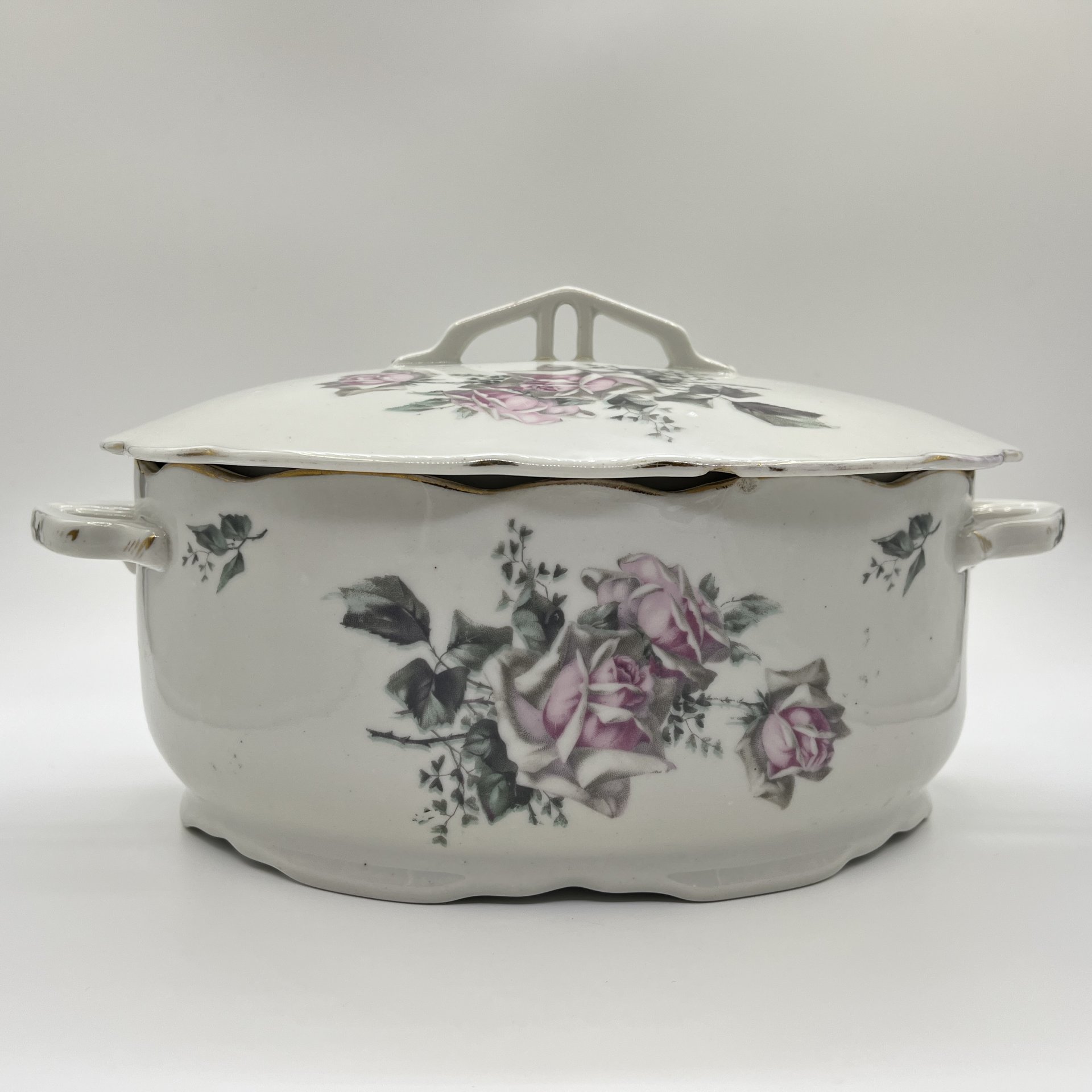 Террина (супница) с декором в виде роз (для подачи горячих блюд), фарфор, деколь, золочение, Государственная Волховская фарфорово-фаянсовая фабрика «Коминтерн», СССР, 1921-1927 гг.