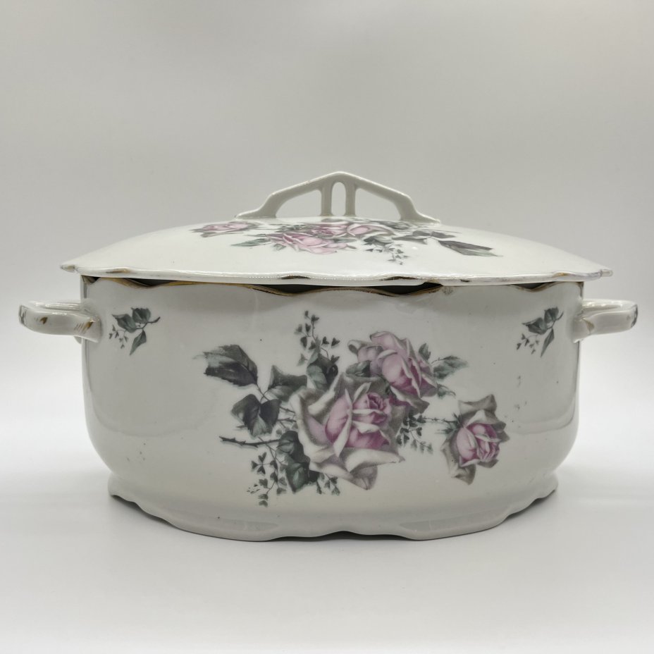 Террина (супница) с декором в виде роз (для подачи горячих блюд), фарфор, деколь, золочение, Государственная Волховская фарфорово-фаянсовая фабрика «Коминтерн», СССР, 1921-1927 гг.