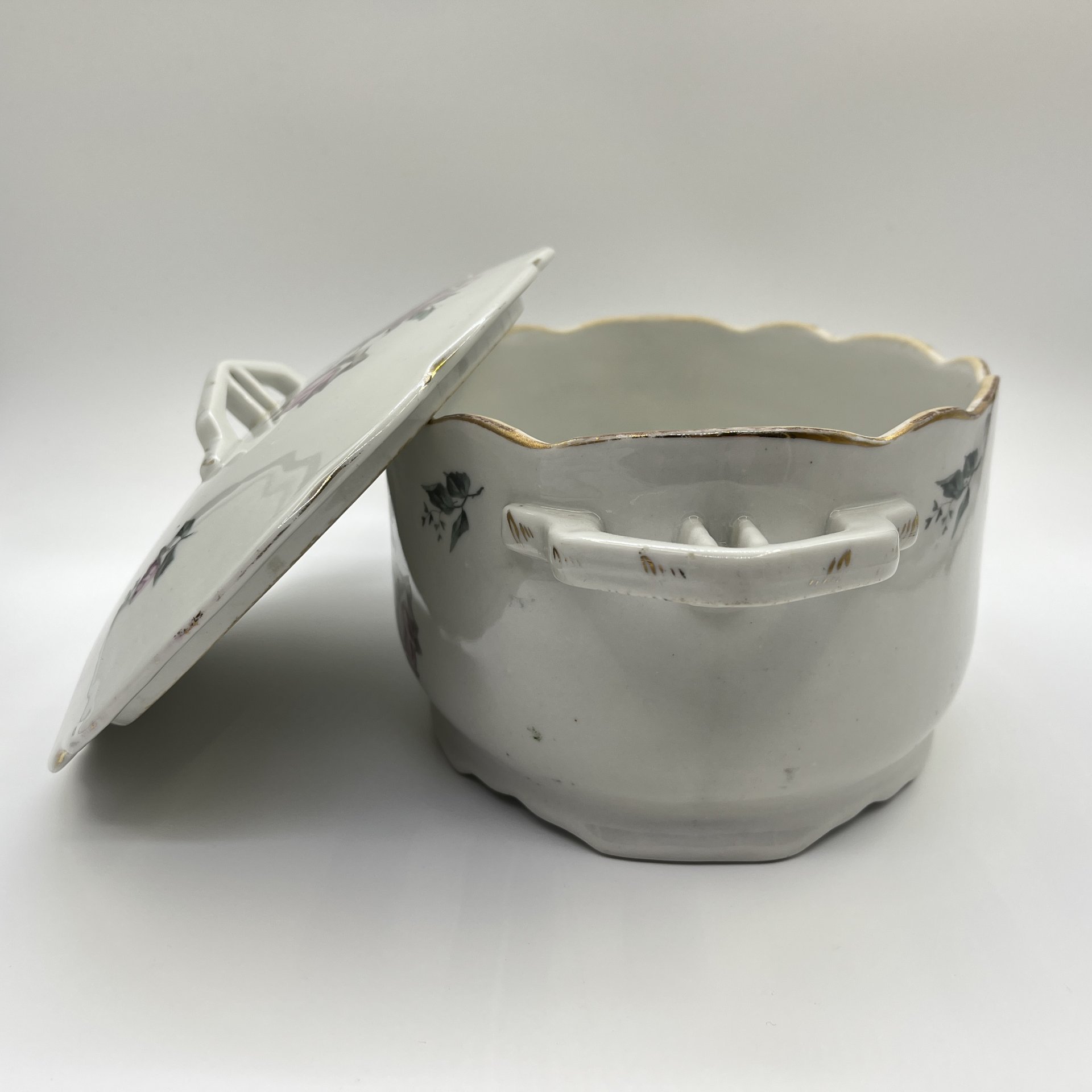 Террина (супница) с декором в виде роз (для подачи горячих блюд), фарфор, деколь, золочение, Государственная Волховская фарфорово-фаянсовая фабрика «Коминтерн», СССР, 1921-1927 гг.