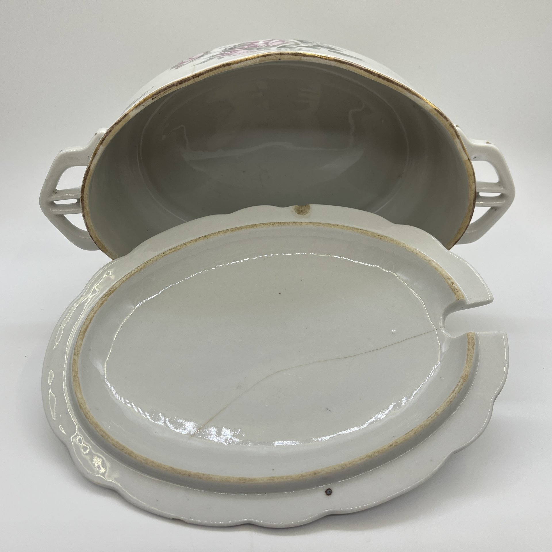 Террина (супница) с декором в виде роз (для подачи горячих блюд), фарфор, деколь, золочение, Государственная Волховская фарфорово-фаянсовая фабрика «Коминтерн», СССР, 1921-1927 гг.